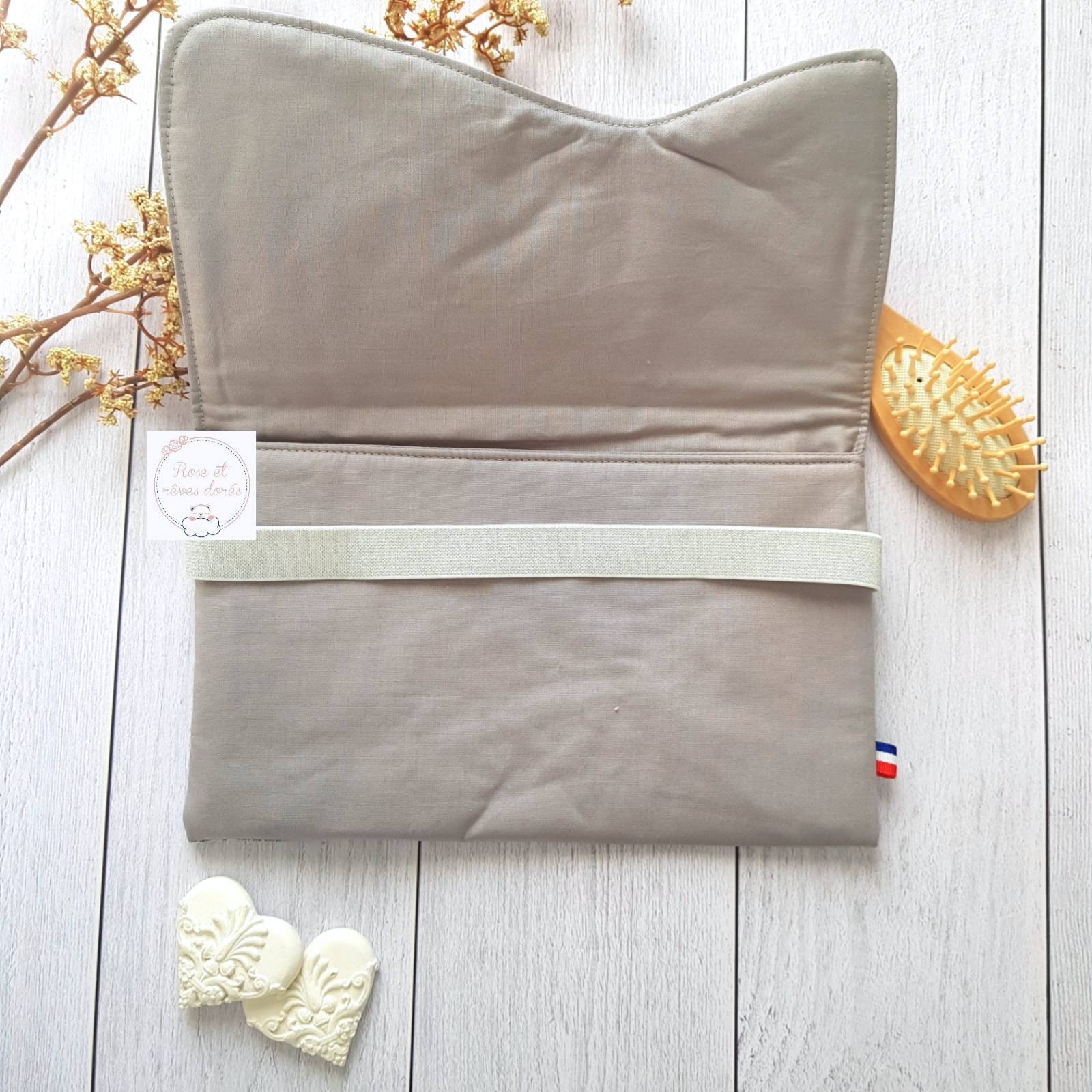 détail pochette pour carnet de santé