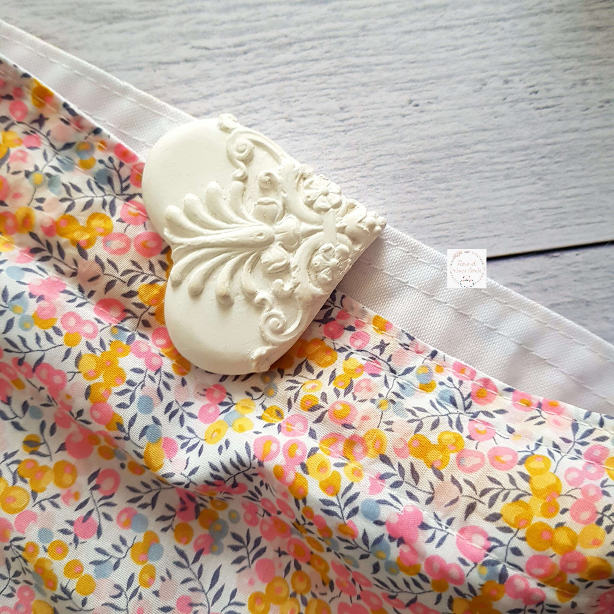 détail pochon Label fabriqué à Paris Rose et rêves dorés