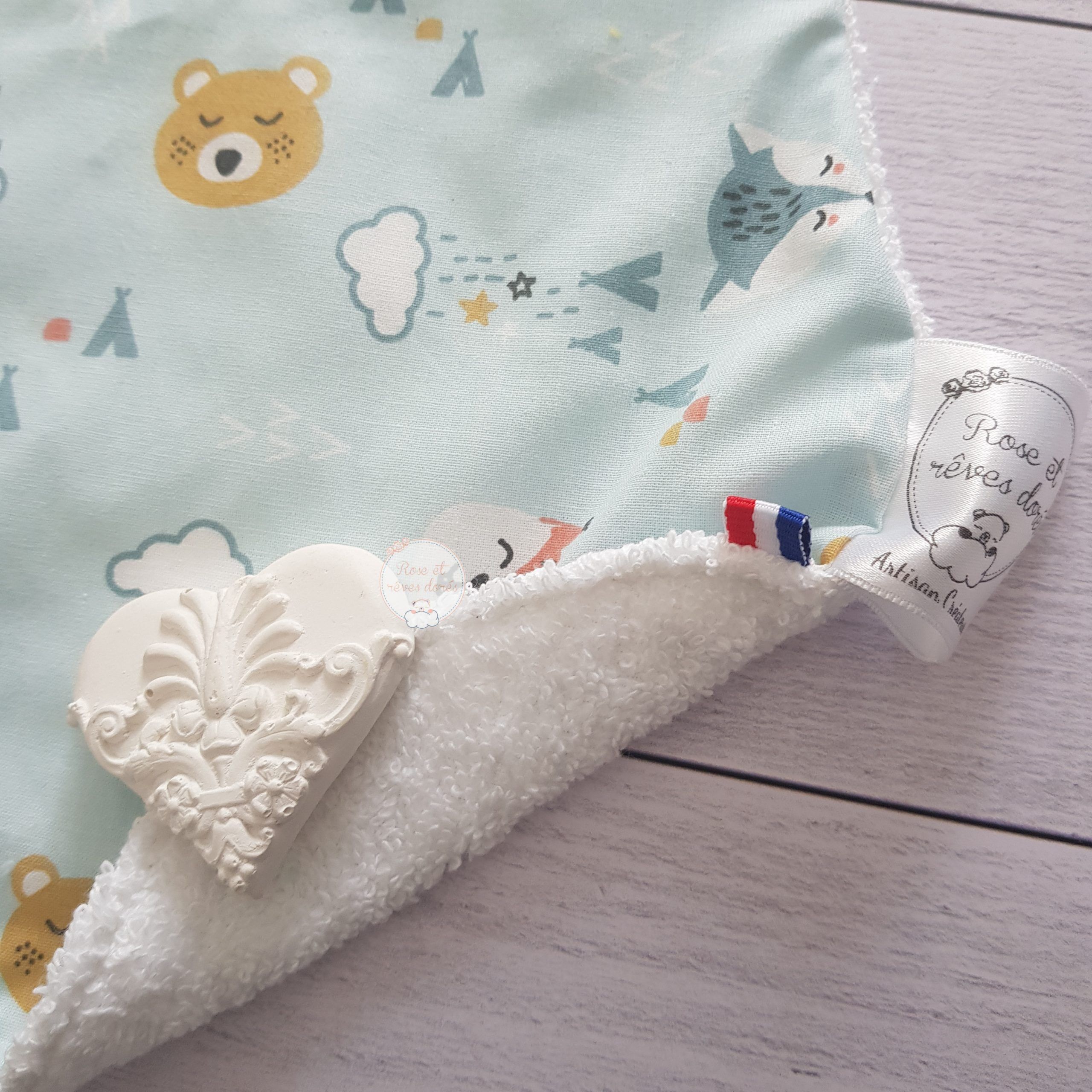 détail bavoir enfant Rose et rêves dorés fabriqué en France
