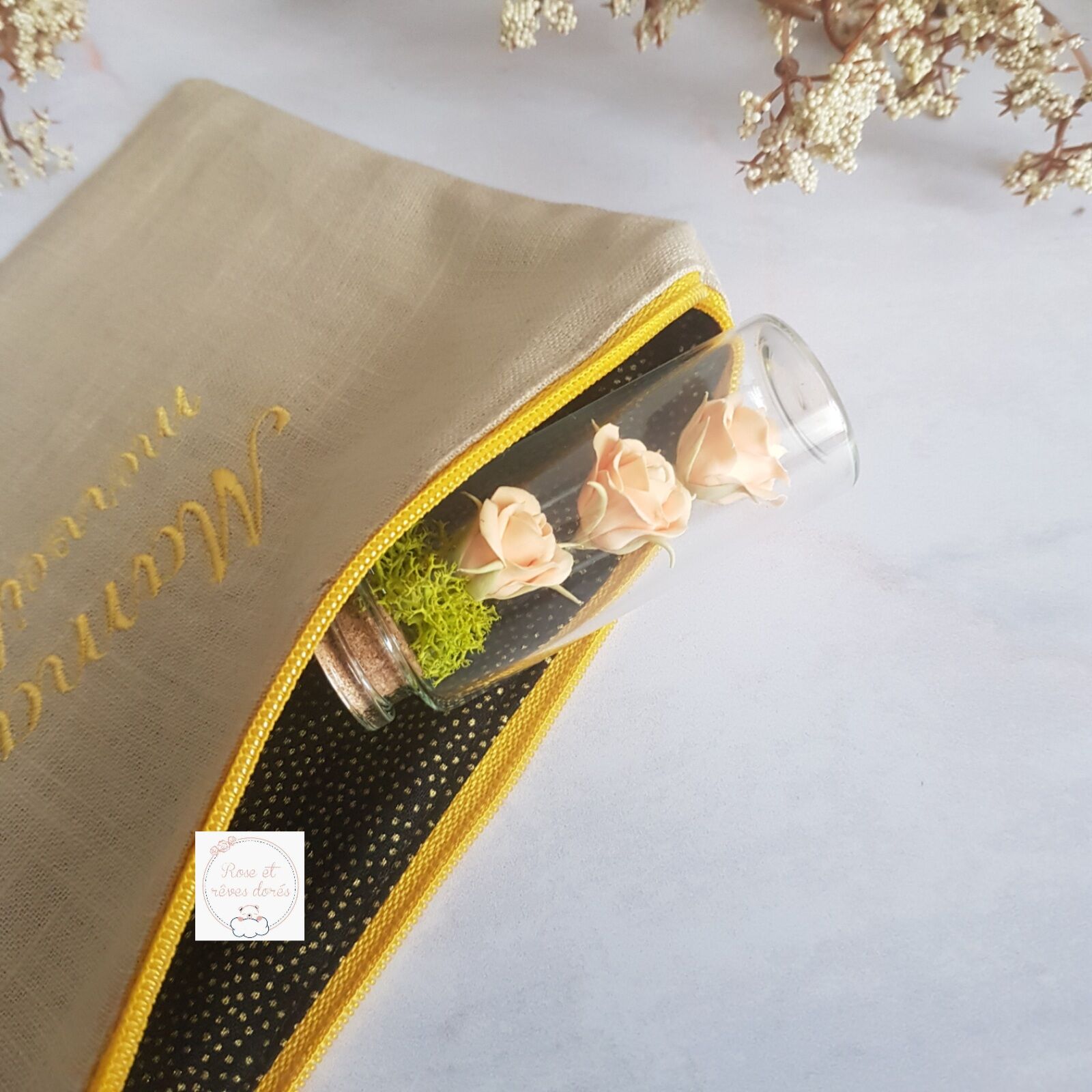 pochette personnalisée pour maman avec fiole en verre et fleurs modelées