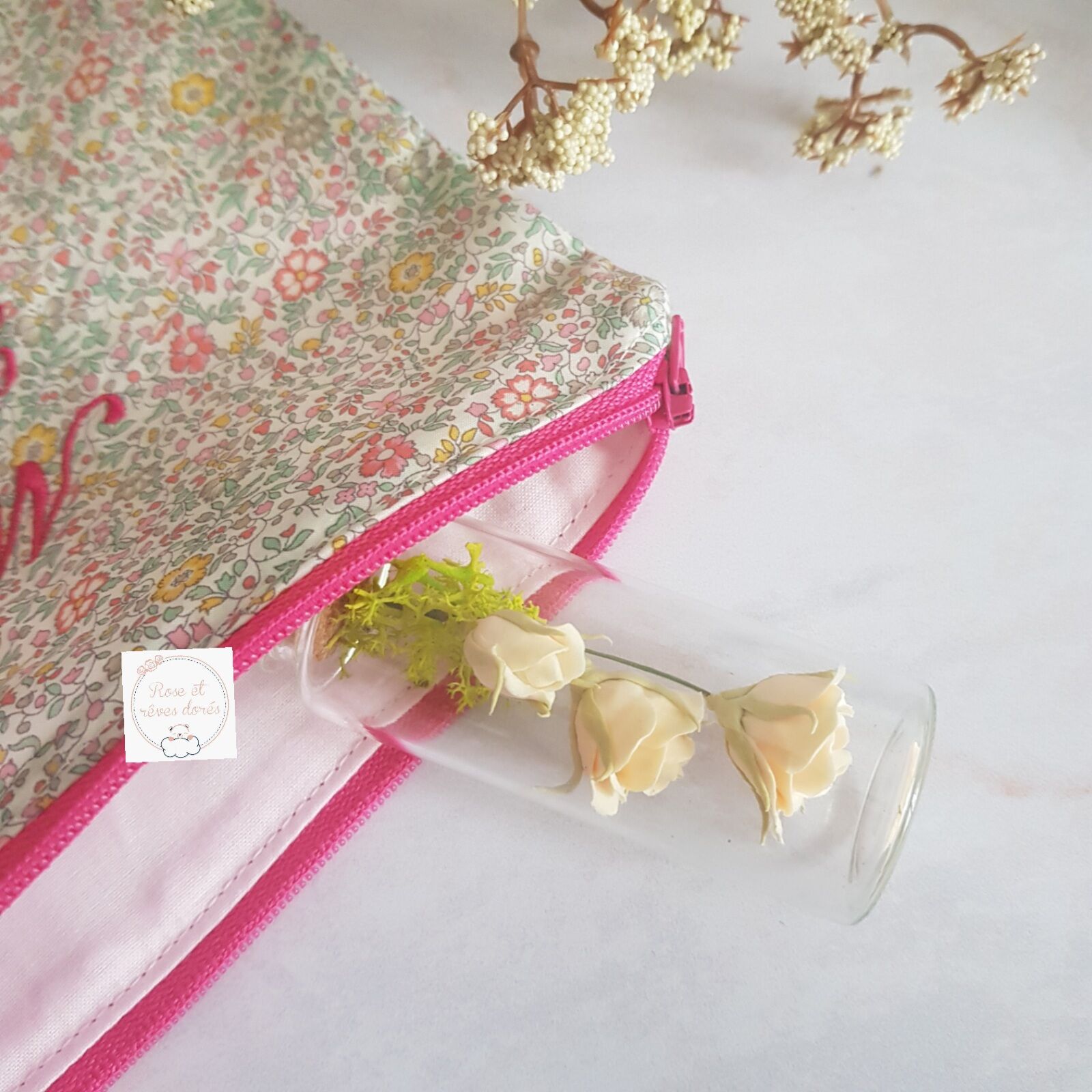pochette et roses dans une fiole en verre idée cadeau pour les mamans made in france by Rose et rêves dorés et Lovely Flower Atelier