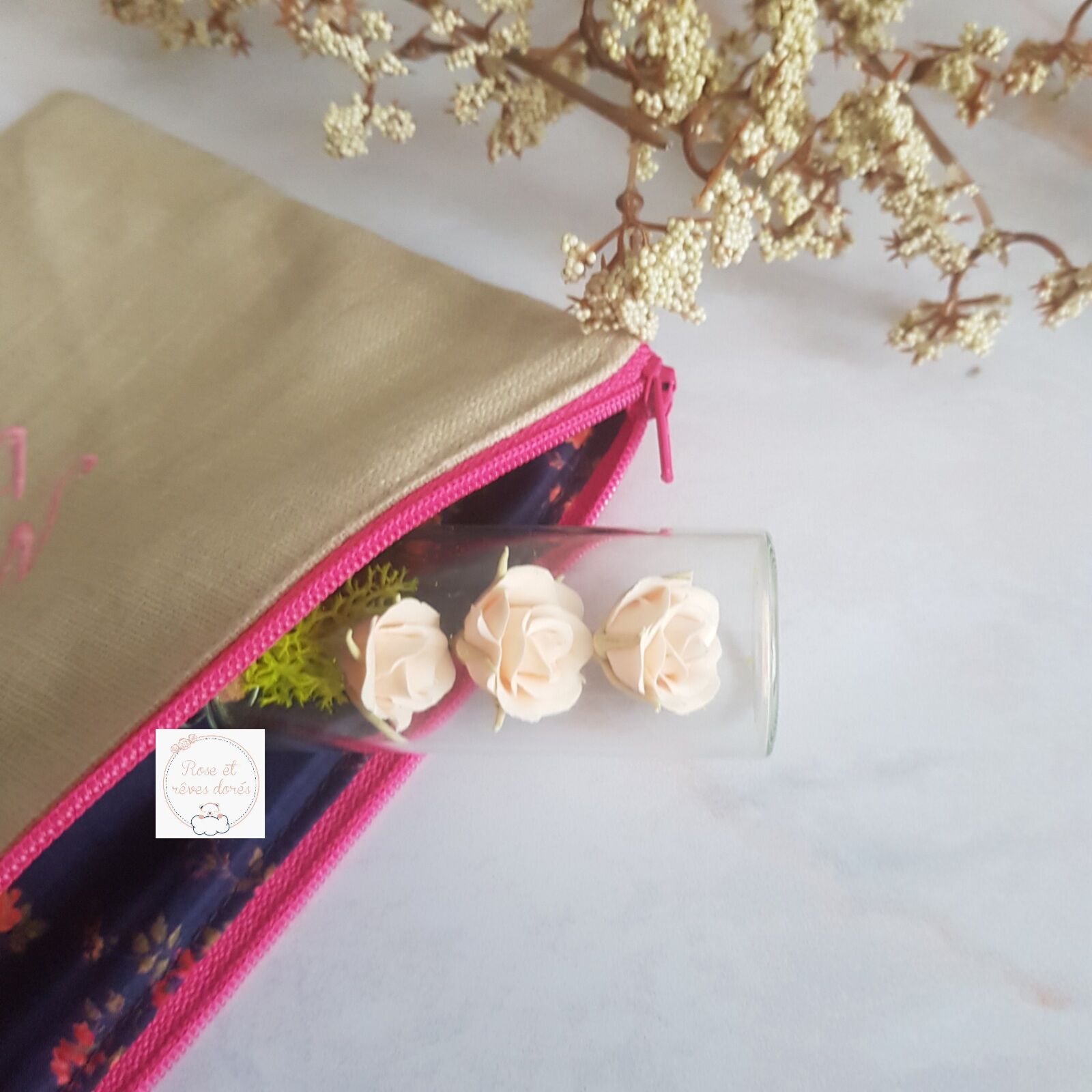 pochette et fiole en verre avec roses