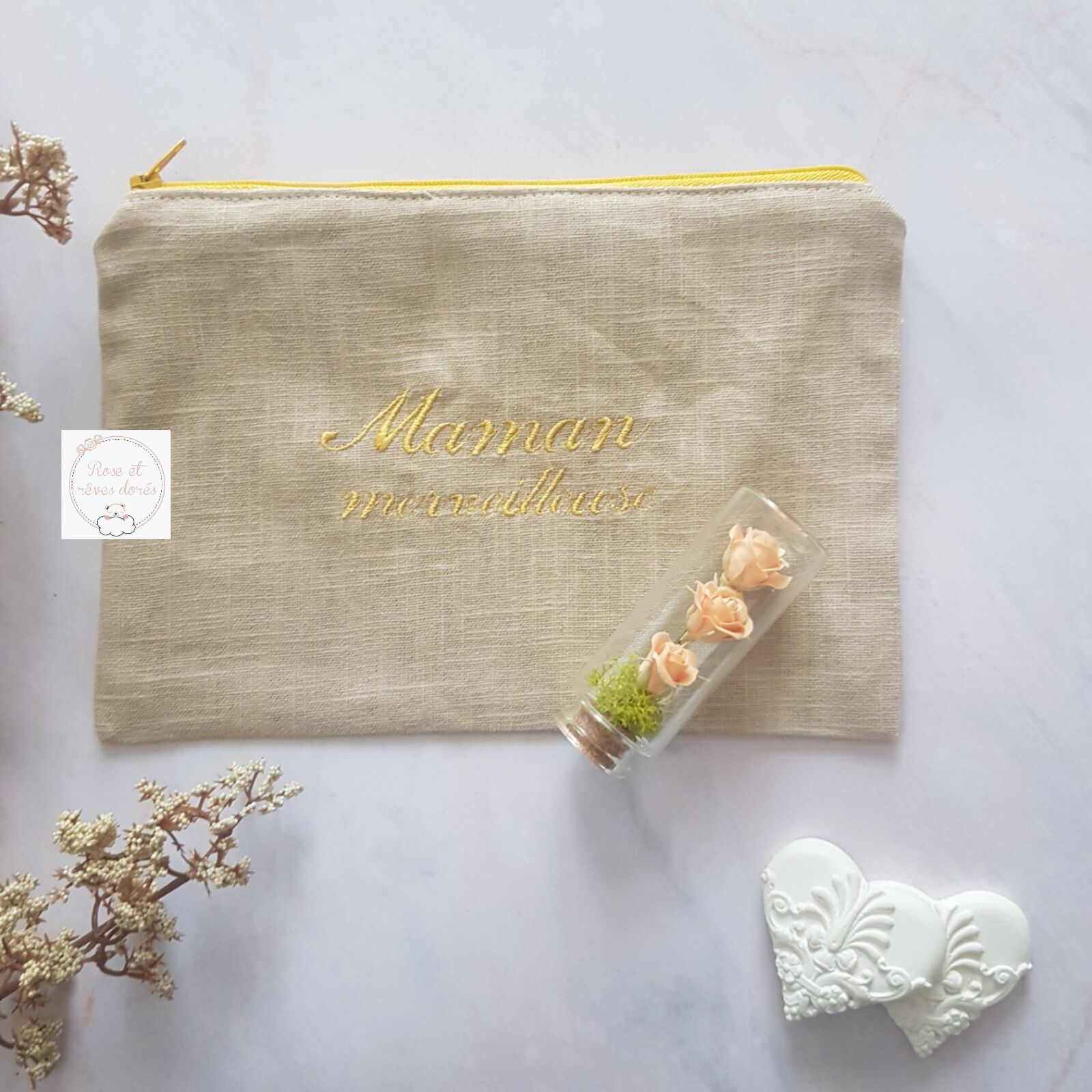 pochette et roses dans une fiole idée cadeau maman merveilleuse