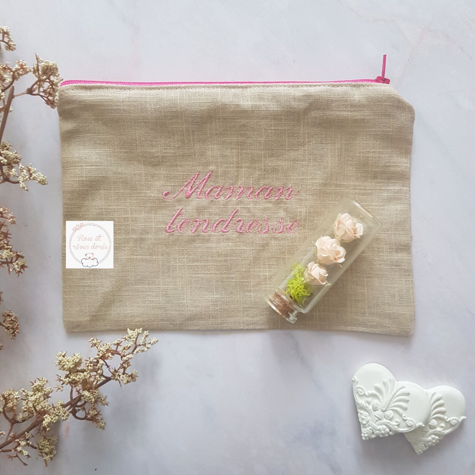pochette maman tendresse idée cadeau maman associée à une fiole en verre avec roses