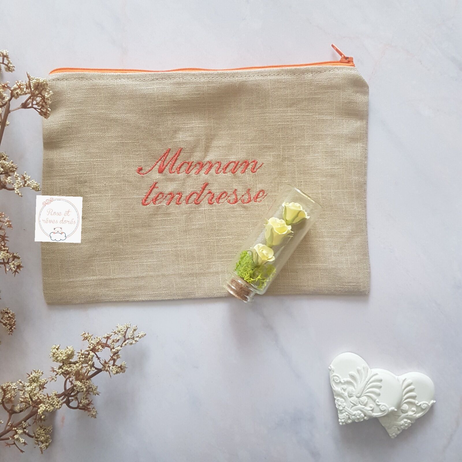 pochette personnalisée et fiole en verre un duo cadeau pour maman