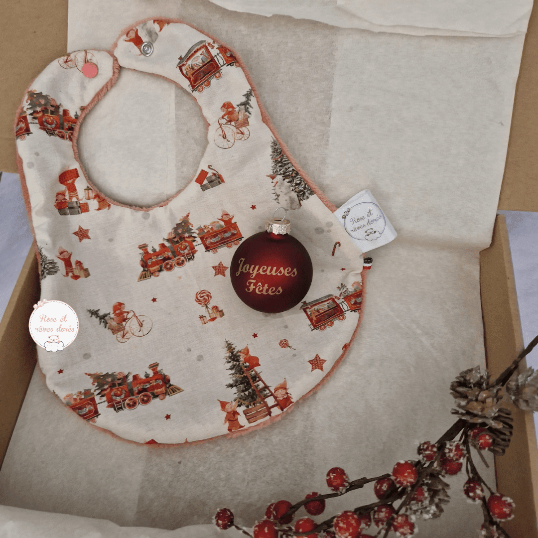 coffret Noël bavoir et boule personnalisée chez Rose et rêves dorés